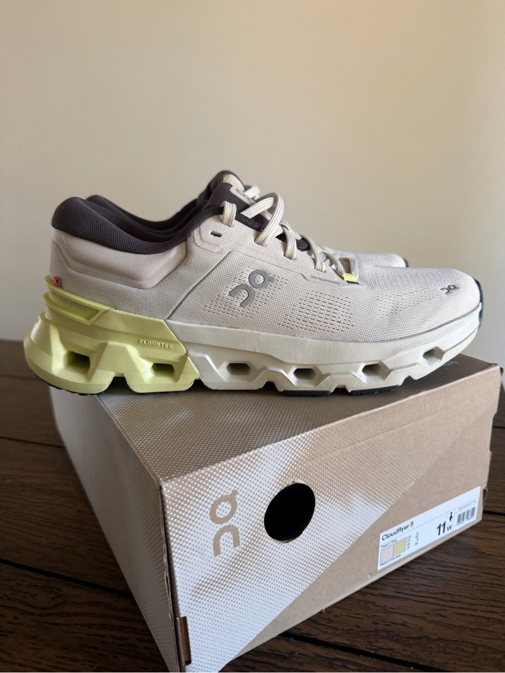 On Cloudflyer 5 Shoes Womens Sz 11 Pearl Hay Running Cloudtec Helion Sneakers